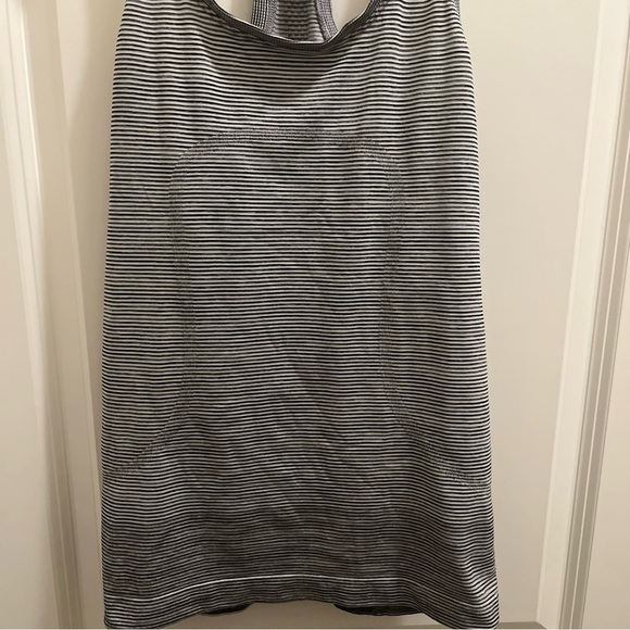 Lululemon Women's 6 Swiftly Racerback Tank Top Black White Striped Athletic Run - Picture 2 of 5